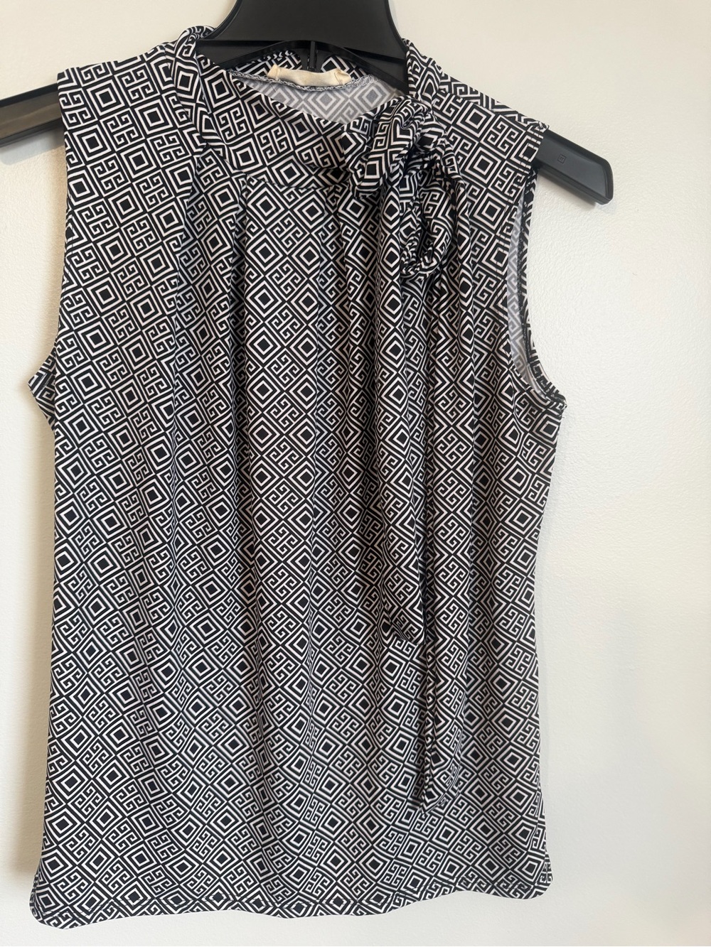 Tiffany and Grey Black White Sleeveless Tie-Neck Geometric Print Top Petite Med